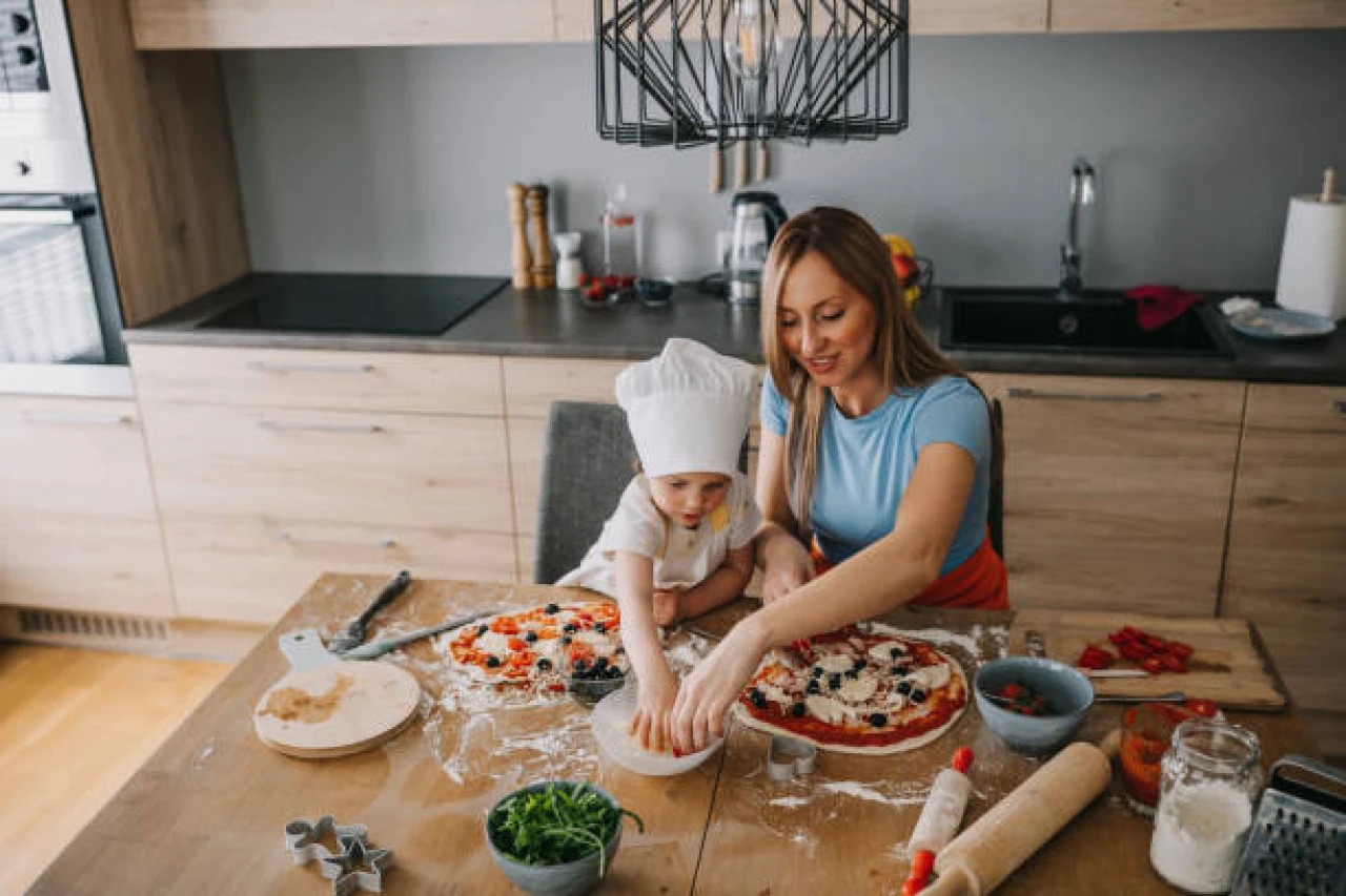 Ev Yapımı Pizza: İtalyan Usulü İnce Hamur ve Zengin Sos