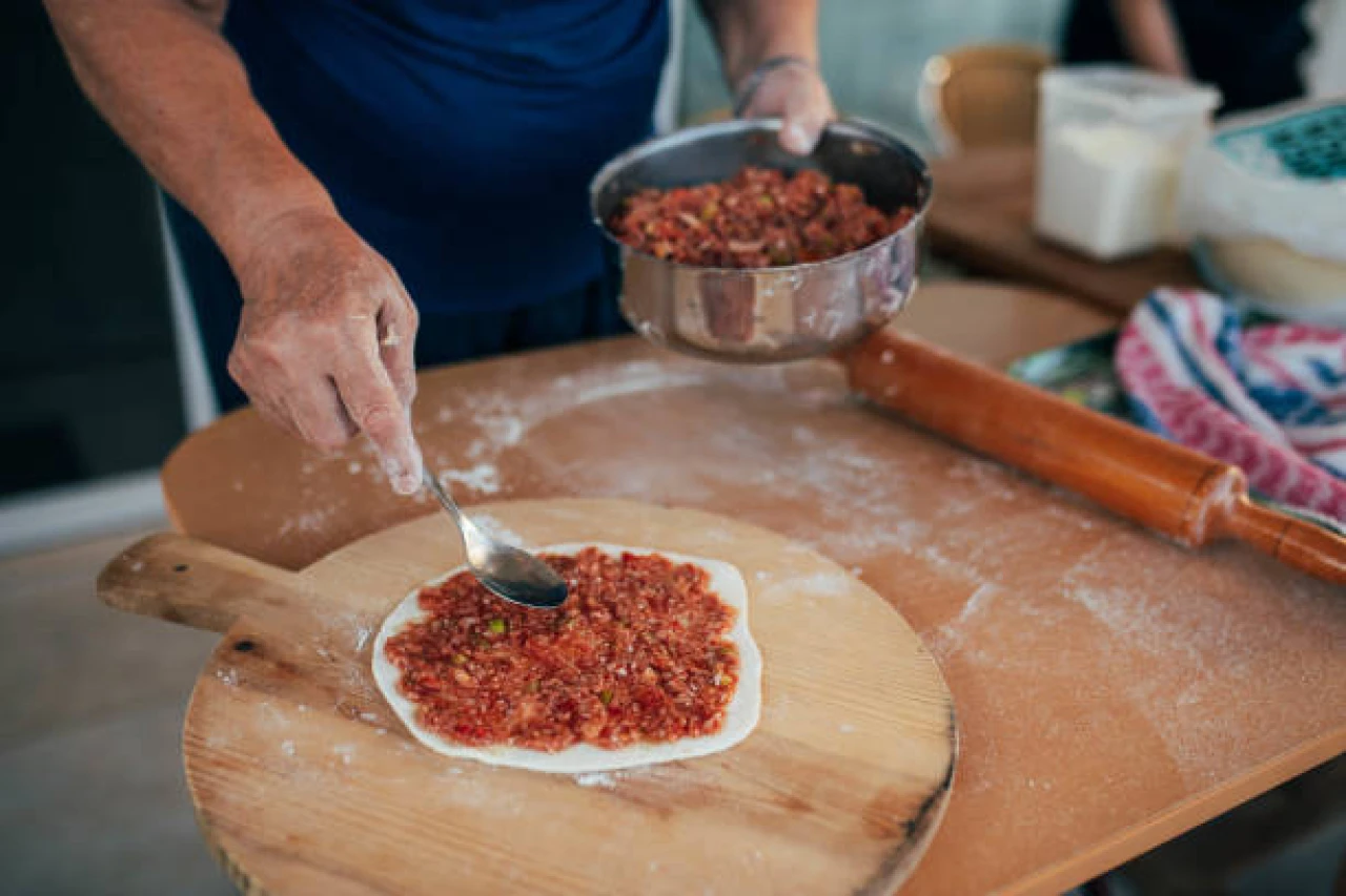 Evde Lahmacun Keyfi: İnce Hamur ve Lezzetli Harç Tarifi