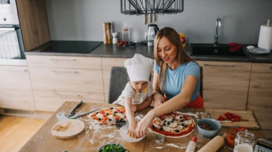 Ev Yapımı Pizza: İtalyan Usulü İnce Hamur ve Zengin Sos