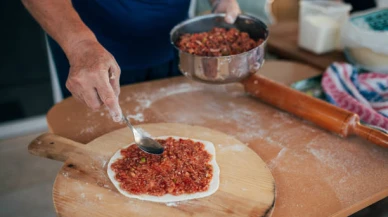 Evde Lahmacun Keyfi: İnce Hamur ve Lezzetli Harç Tarifi