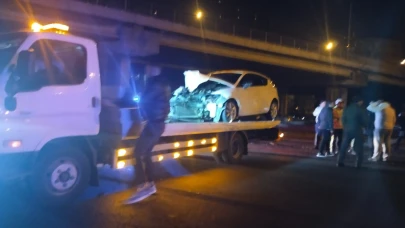 İstanbul Ümraniye'de otomobilin otobüse çarptığı kazada 2 kişi yaralandı