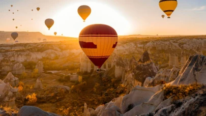 Kapadokya'nın Büyülü Gökyüzünde: Balon Turu ile Peri Bacaları Arasında Rüya Gibi Bir Deneyim